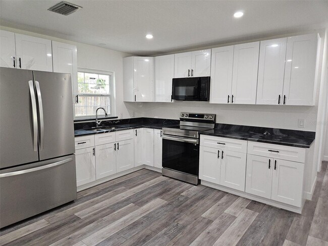 Building Photo - 4051 NW 19th Ave