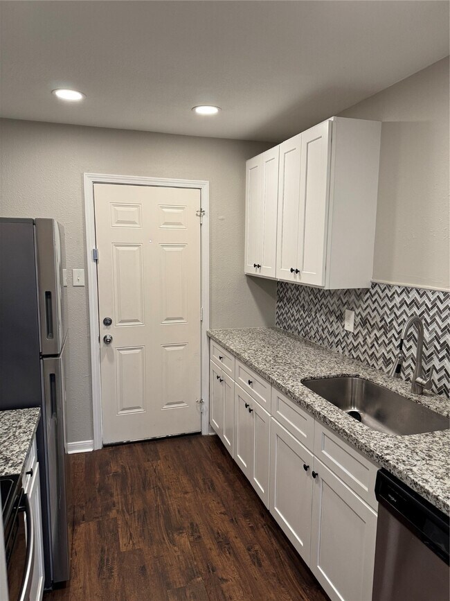 Primary Photo - 7700 Creekbend Dr