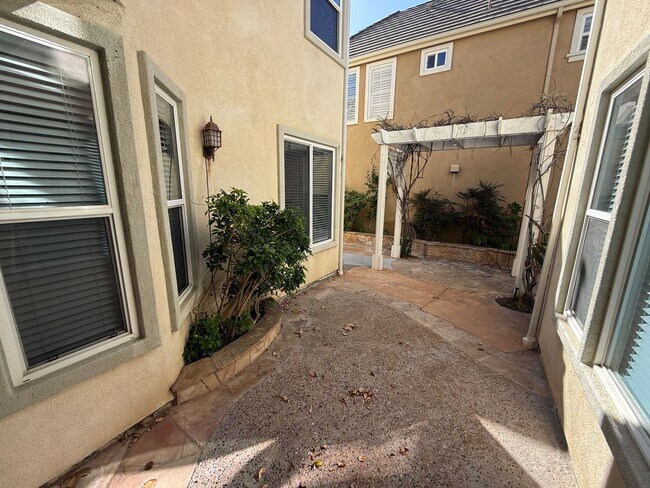 Building Photo - Andorra Community 3 Bedroom Rental Home in Valencia!