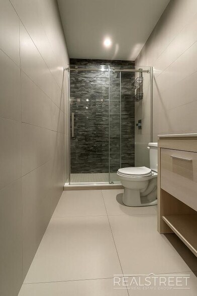 Building Photo - Stunning 1 Bed Near Prospect Park