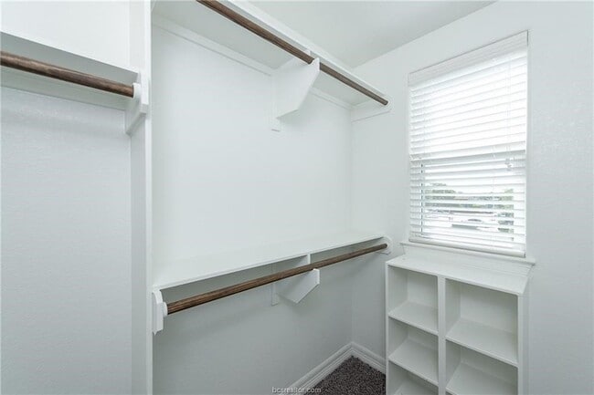 Building Photo - 707 Dominik Dr