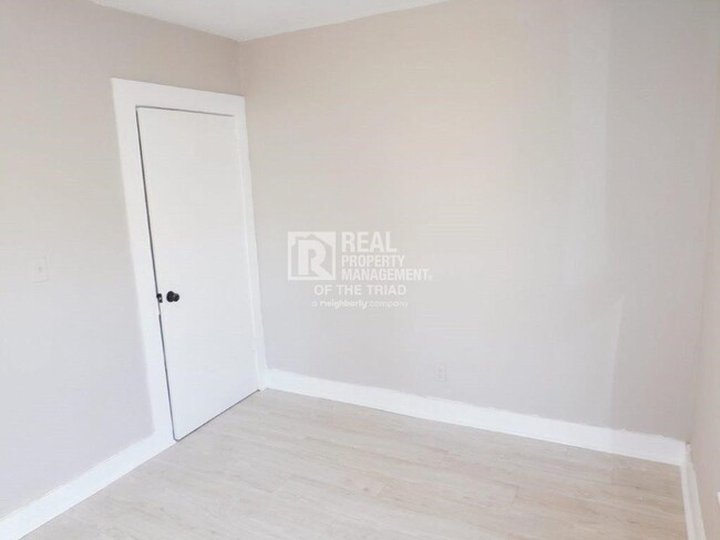 Building Photo - *Move In Special* Cute 2 Bedroom/1 Bath Ho...