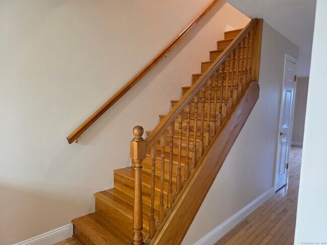 Building Photo - 552 Shennecossett Rd