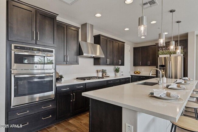 Building Photo - 2337 W Gloria Ln