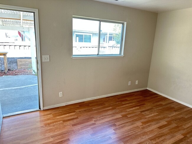 Building Photo - Nice & Quiet single family home in the cen...