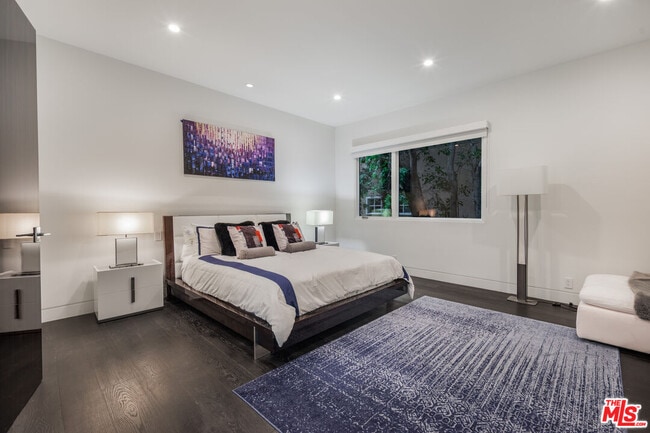 Building Photo - 511 N Rexford Dr