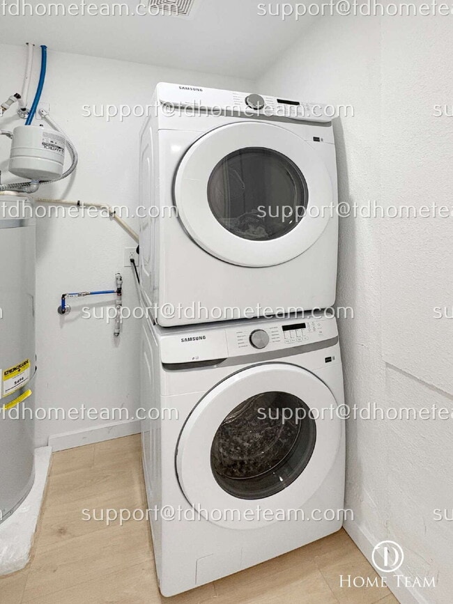 Building Photo - "Charming 3-Bed, 2-Bath Oasis in Seattle's Heart – Cozy 1040 Sq Ft Haven!"