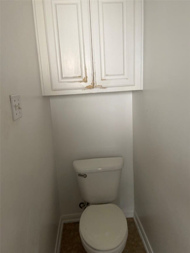 Building Photo - 1930 Shady Oaks Ct