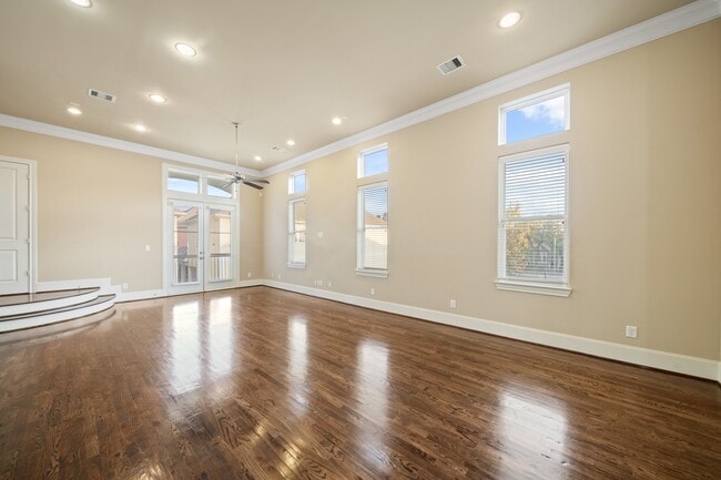 Building Photo - 1250 W 23rd St