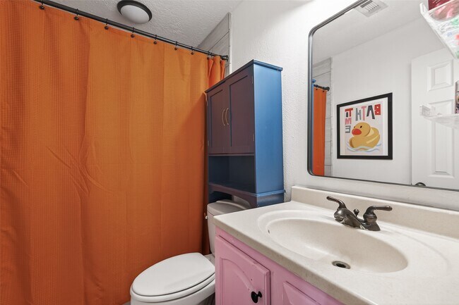 Building Photo - 805 Camelot Ln