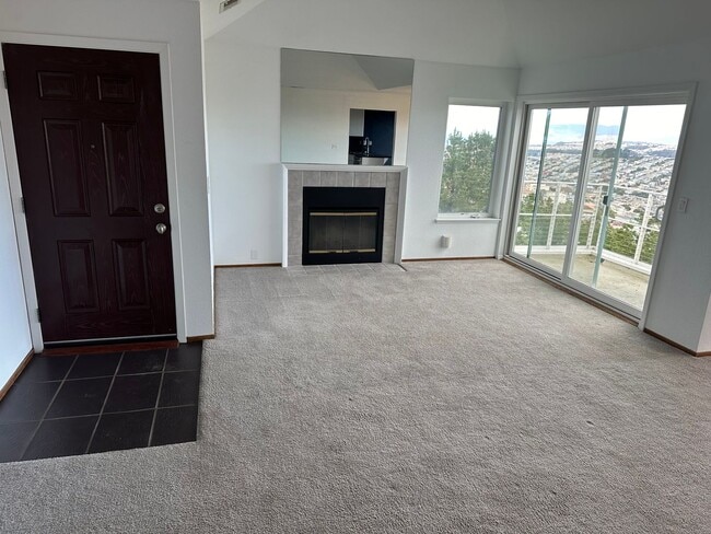 Building Photo - Amazing 2BR/2BA Townhome w/ Parking, In-Un...