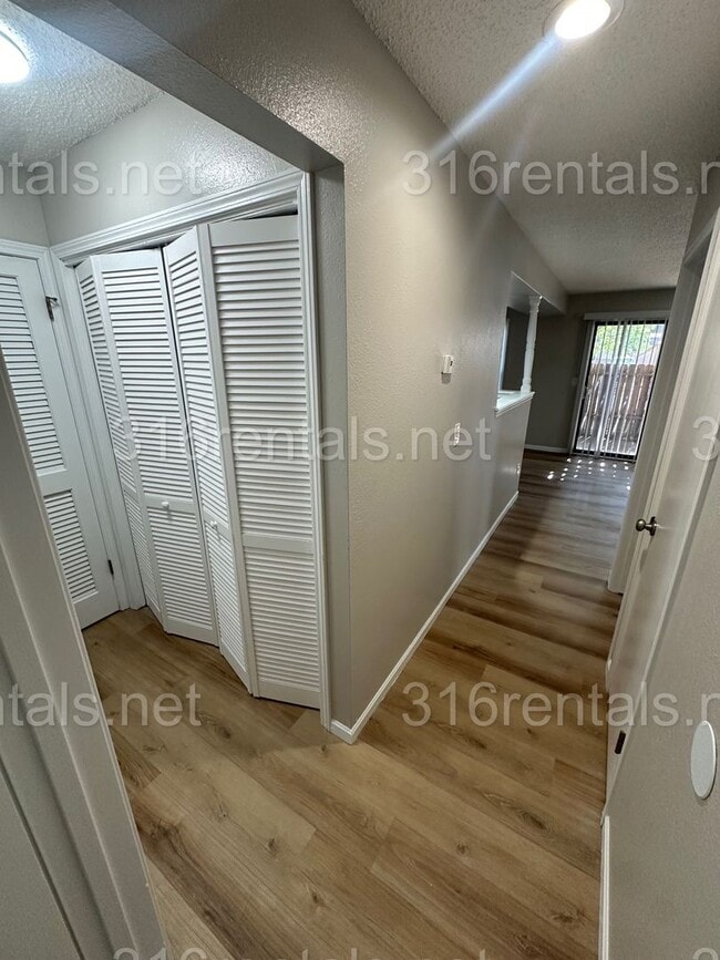 Building Photo - $925- 2 bedroom 1 bath - Apartment located in Riverside