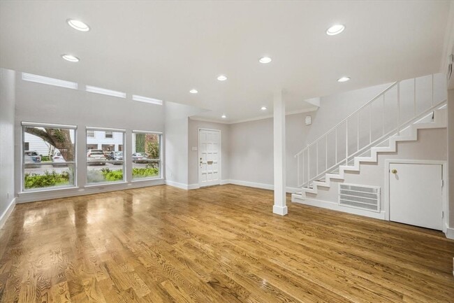 Building Photo - 8978 Chatsworth Dr