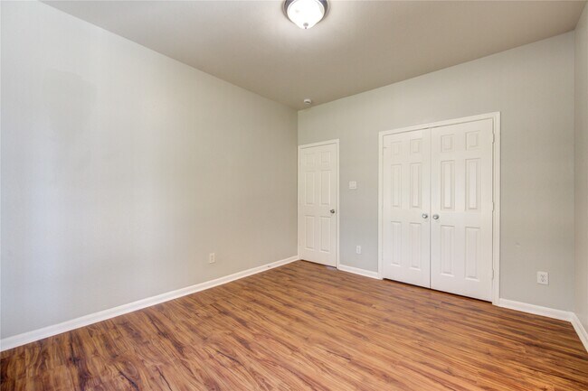 Building Photo - 5527 Gatesprings Ln