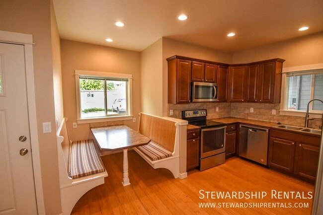 Building Photo - Quack Alley!-5 bed, 6 1/2 bath, with bonus...