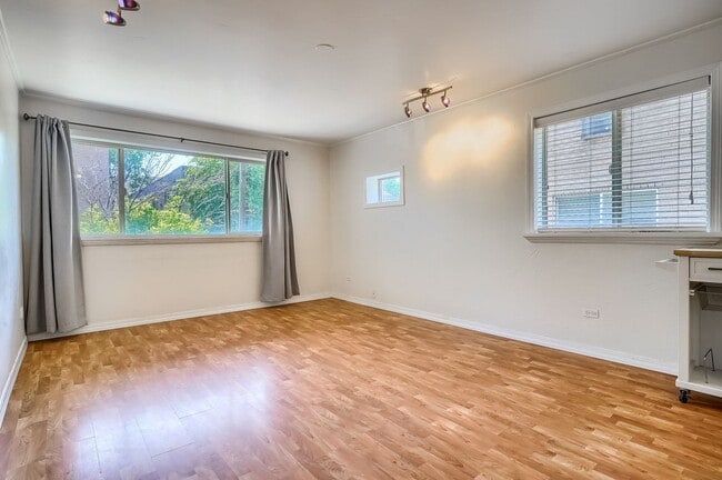 Building Photo - 3 Bed / 2 Bath Capitol Hill Condo | 2 Parking Spaces | Balcony | Walk Score 95