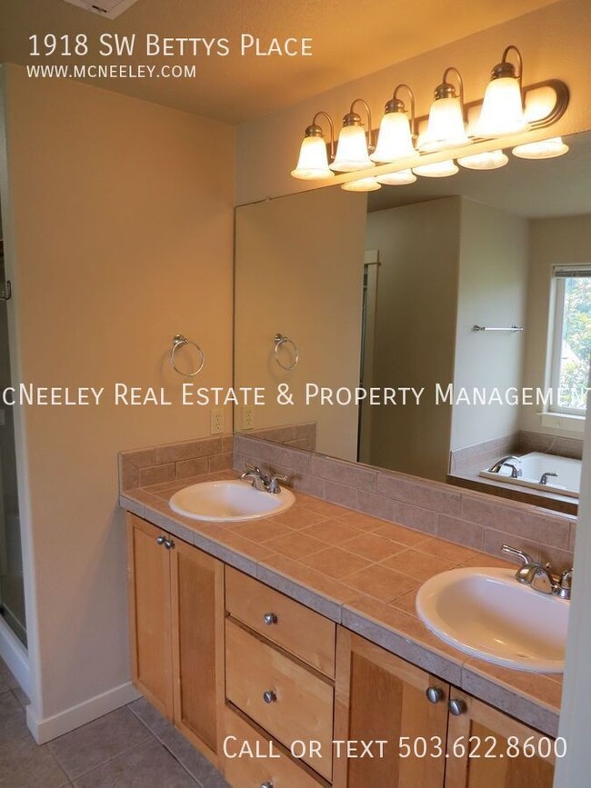 Building Photo - 1918 SW Betty's Pl