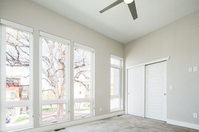 Building Photo - Modern 3 bed / 4 bath, 3 story townhome!