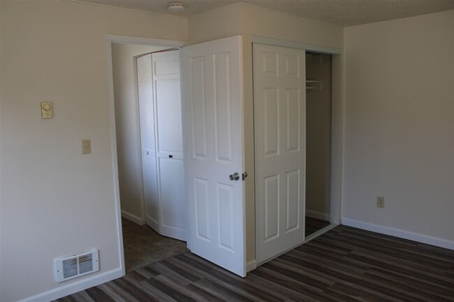 Building Photo - 3 Bedroom, 1.5 Bathroom House! Available now!