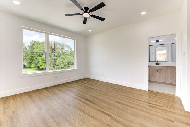 Building Photo - 4554 Newberry St