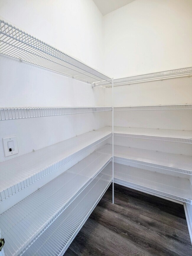 Building Photo - 793 Barclay Dr