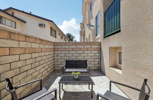 Building Photo - BEAUTIFUL 4 BED 3 BATH UNIT!!!!!