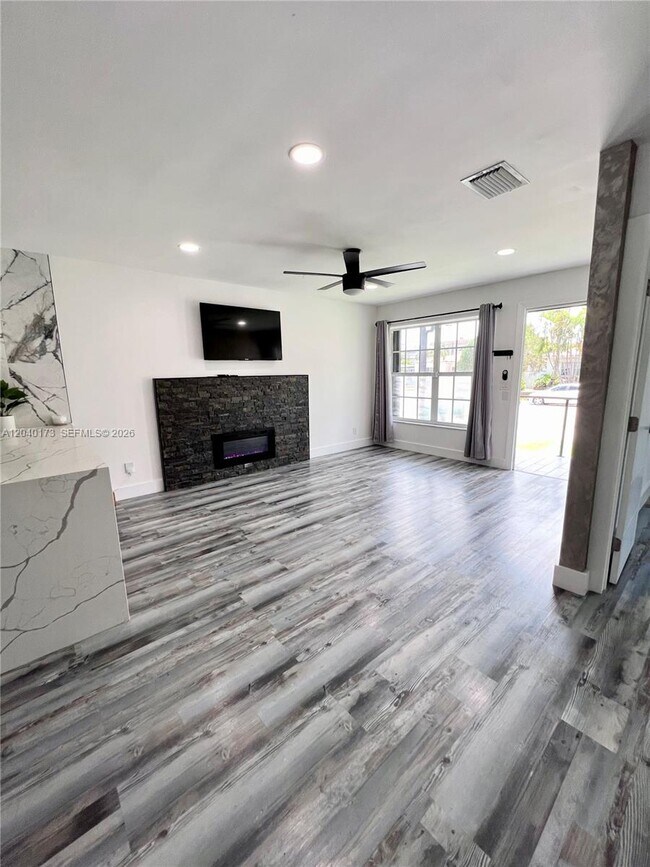 Building Photo - 2425 SW 26th Ln