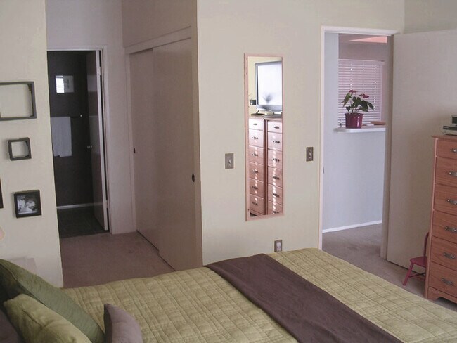 Building Photo - 1950 Camino de la Reina