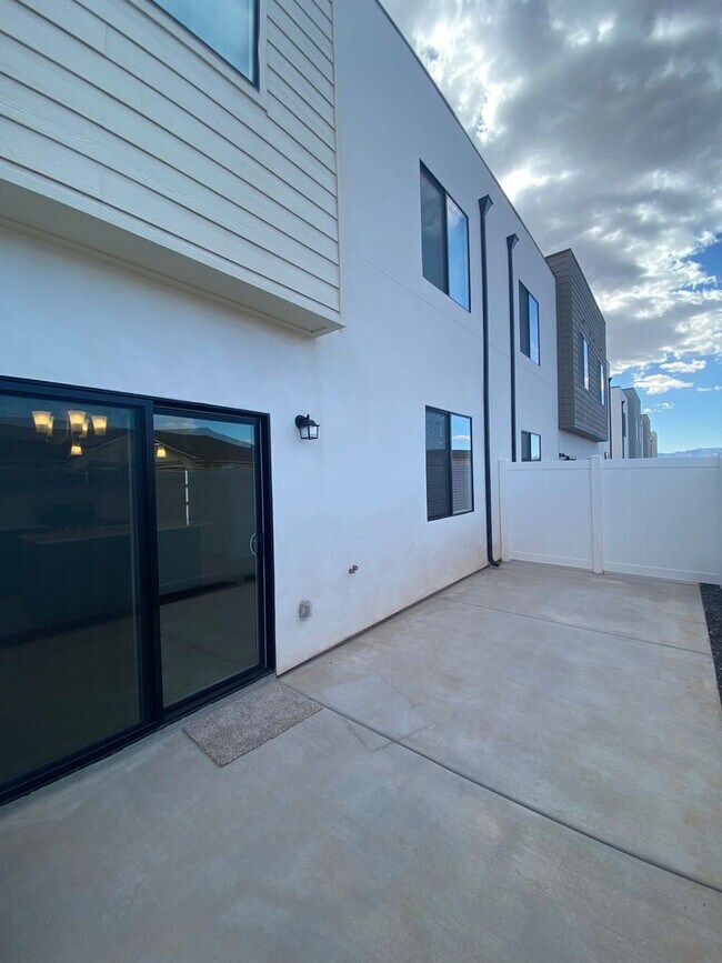 Building Photo - Townhome In Crimson Park