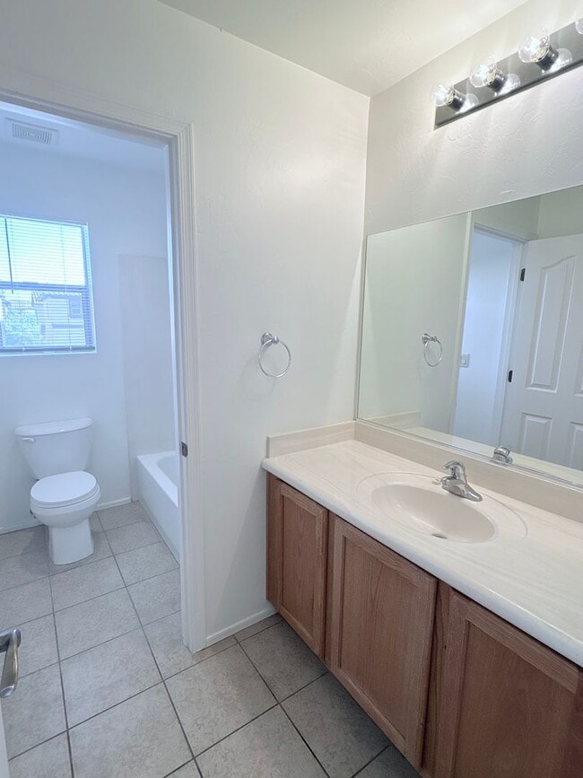 Building Photo - 4 bed/3bath in desirable Paseo Del Rio Community