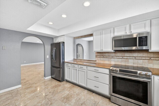 Building Photo - 2 Bedroom 2 Bath Condo with Community pool