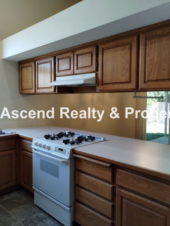 Building Photo - Ranch in Quiet Neighborhood with Fenced Ya...