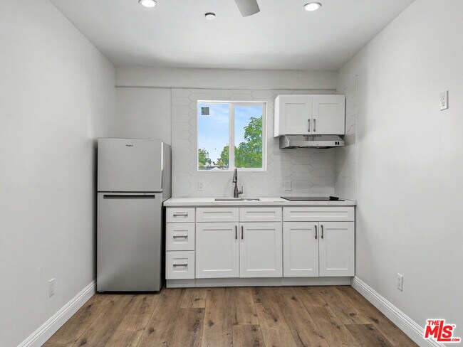 Building Photo - 5035 Zelzah Ave