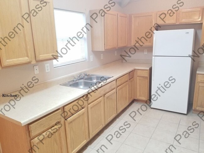 Building Photo - 3 Bedroom Duplex Move in Special