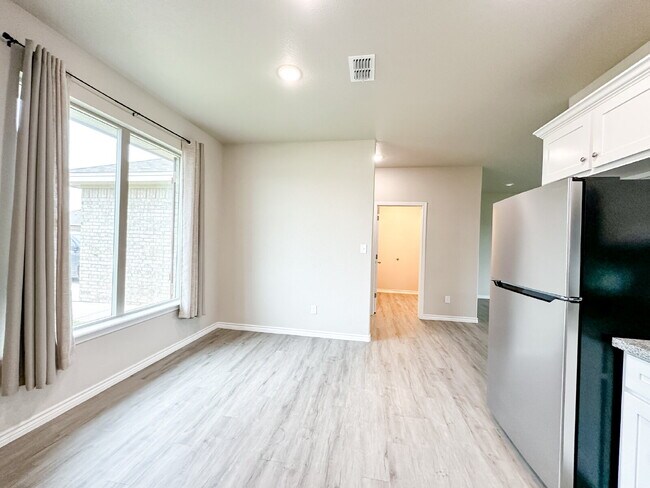 Building Photo - Newer Built 3/2/2 in Frenship ISD!