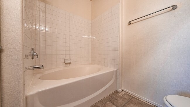 Building Photo - Charming 2bd 2bth Condo