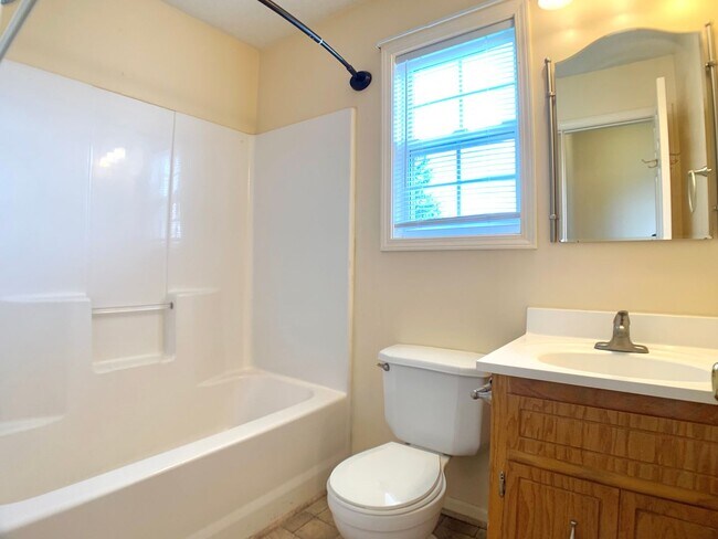 Building Photo - 605 Millie Dr