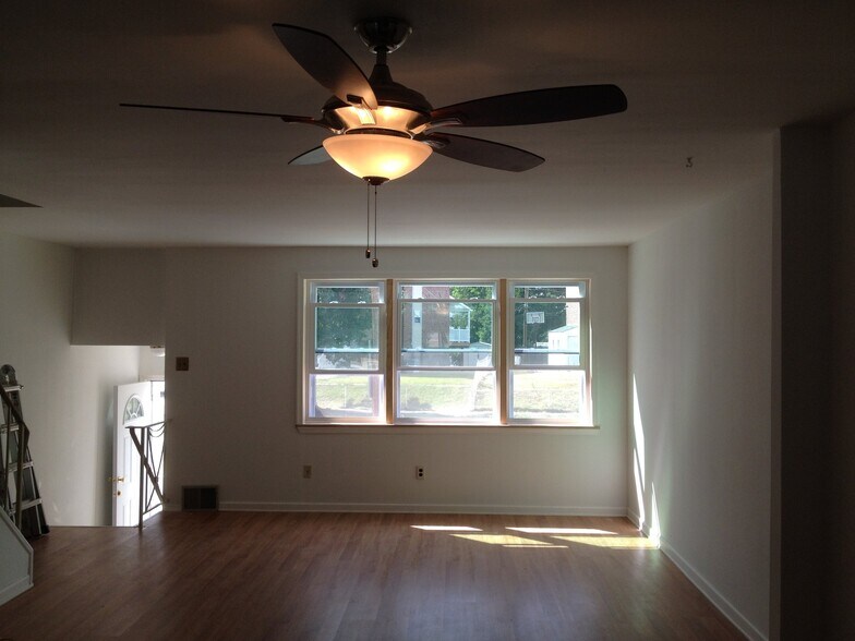 Building Photo - 3633 E Crown Ave