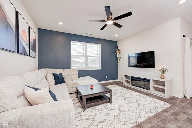 Building Photo - 2214 Warbler St