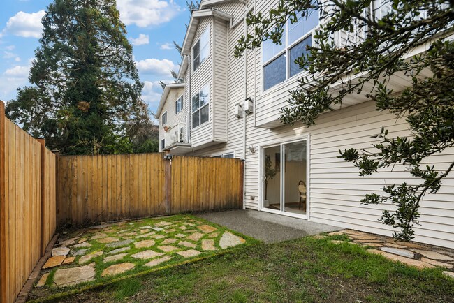 Building Photo - Beautifully Remodeled 3 Bed, 2 Bath Home in Northgate! Near Light rail, UW Medical.