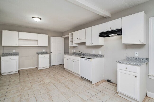 Building Photo - Beautifully Renovated Hueytown Gem – Spacious, Stylish & Move-In Ready!