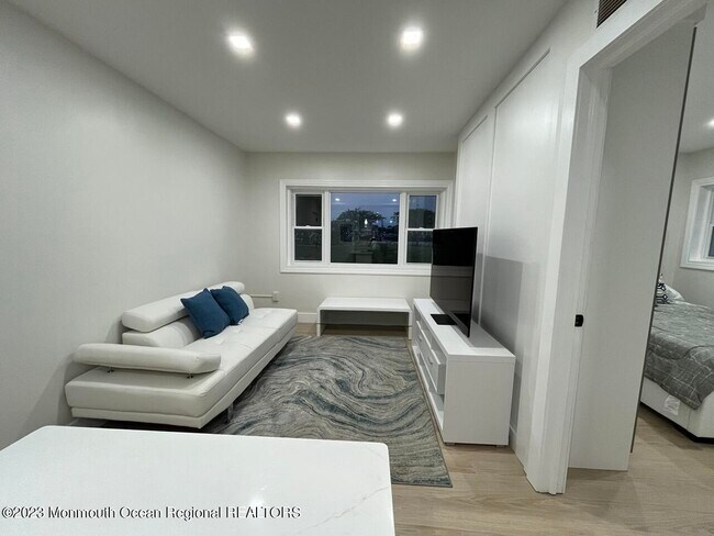 Building Photo - 1217 Ocean Ave N