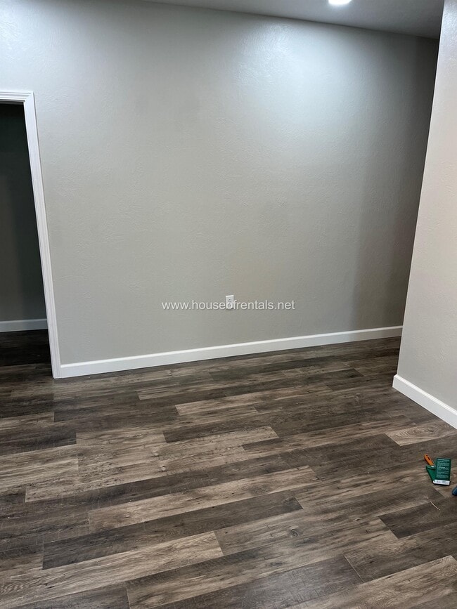 Building Photo - 511 N Maple St