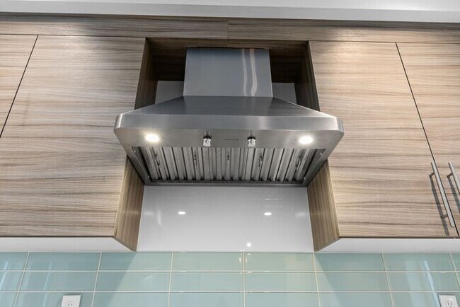 Building Photo - Stunning Modern Air-Conditioned in Coveted...