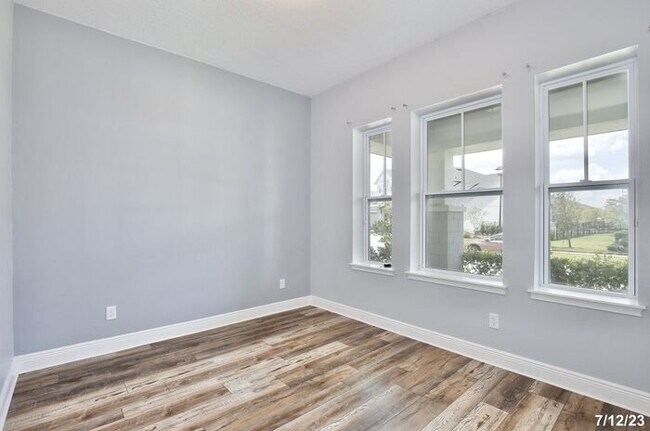 Building Photo - Gorgeous 3/2 Spacious Home with a Fenced B...