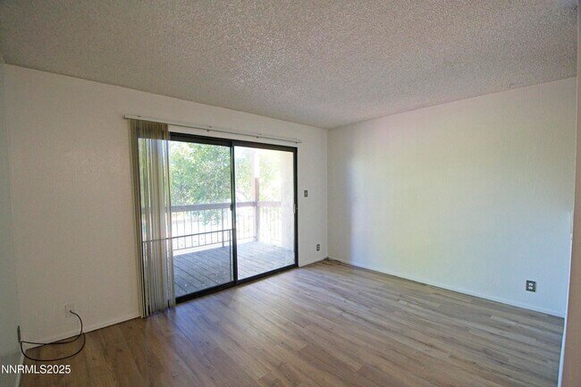Building Photo - 2599 Lakeside Dr