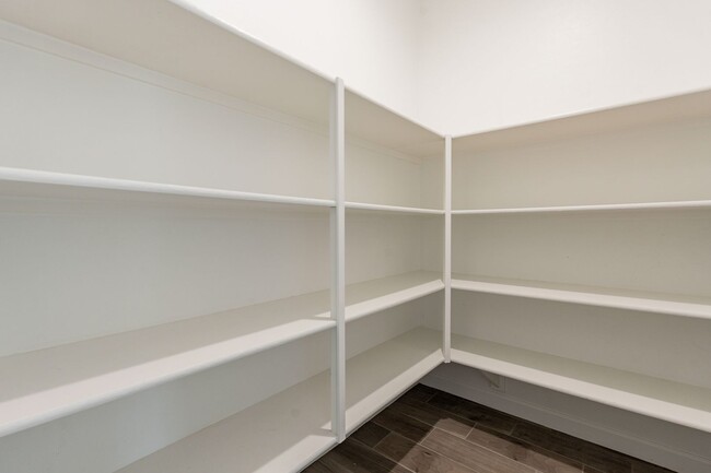 Building Photo - Beautiful and Spacious Single-Level Family...