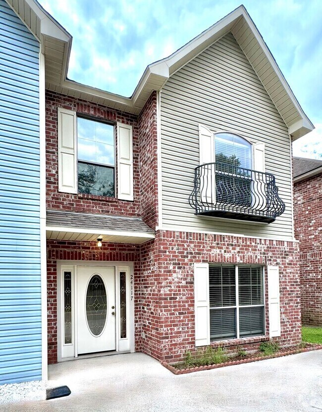 Building Photo - Spacious New Orleans-Style 3BR/2.5BA Townh...