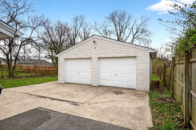 Building Photo - 2831 Hyannis Dr