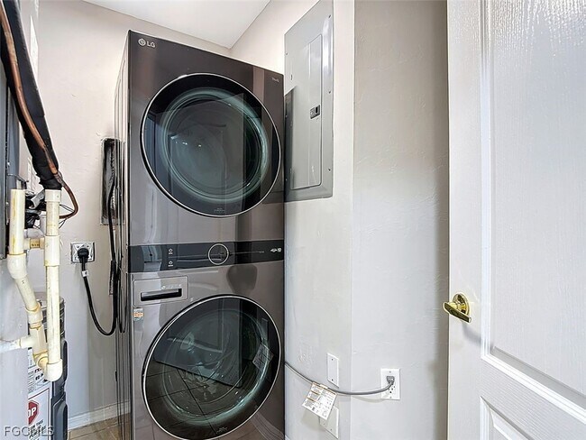 Building Photo - 12151 Summergate Cir